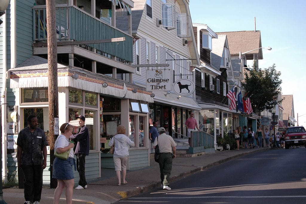 oak-bluffs-circuit-avenue